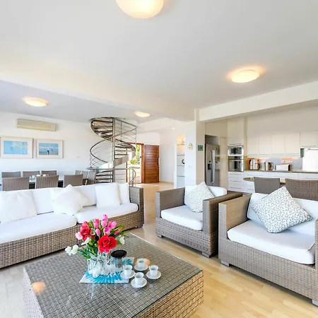 Leonies By The Sea Villa *